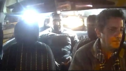 Silahla taksi şoförünü gasp ettiği anlar araç kamerasına yansıdı