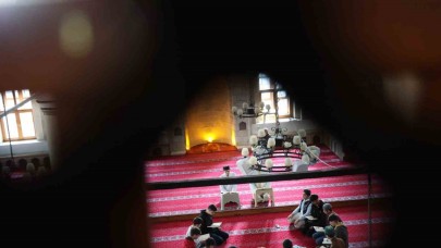 562 Yıllık Camide Mukabele Geleneği Sürdürülüyor!