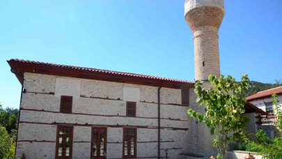 600 Yıllık Sarıhacılar Camii’nin Tarihi Eserleri Geri Dönmeyi Bekliyor!