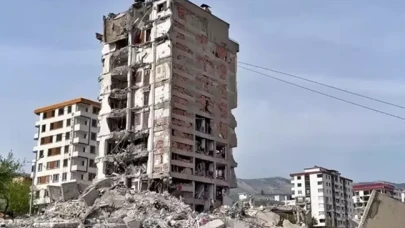 Deprem felaketi:  72 kişiye mezar olan Ebrar Apartmanı davasında müteahhitlere ceza!