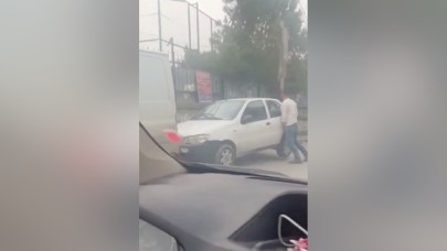 Geçişi zorlaştıran arabaları  eliyle kaldırıp düzeltti