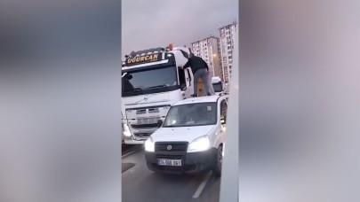Yol verme kavgasında tırın üstüne çıkıp şoförünü darbettiler