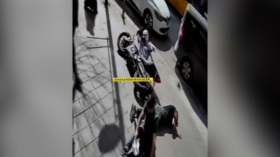 Kaldırımda yürürken motosiklet çarptı