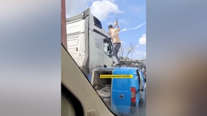 Tır şoförüne sinirlenip çekiçle aracın camlarını kırdı