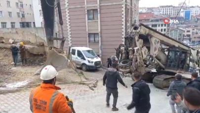 Kağıthane’de iş makinesini çeken halat koptu,  2 kişi yaralandı