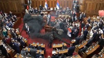 Sırbistan Meclisi'nde milletvekilleri arasında arbede yaşandı