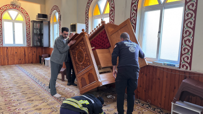 Kedi vaaz kürsüsünün altına yavruladı