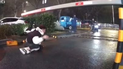 Aracın altında kalan kuryenin mucize kurtuluşu