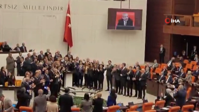 TBMM'de CHP'li vekiller kürsüyü işgal ettiler