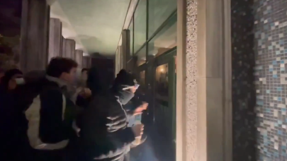 Saraçhane'de içeri alınmayan göstericiler cam ve kapıları kırarak içeri girdi