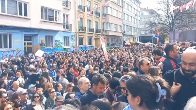 Kadıköy'deki oy verme işlemlerinde izdiham yaşandı
