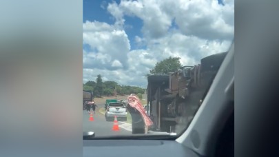 Etleri taşıyan tır kaza yapınca saniyeler içerisinde yağmalandı