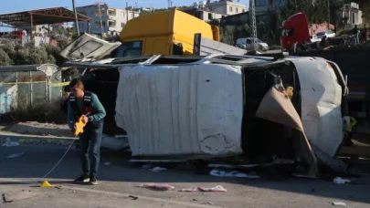 Hatay’da feci kaza: İşçi servisi park halindeki tıra çarptı,  6 ölü