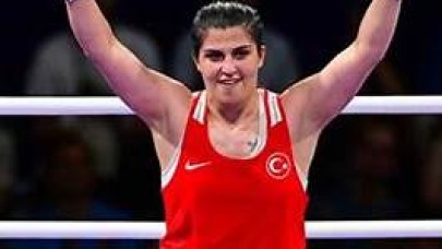 Milli boksör Busenaz Sürmeneli dünya şampiyonu oldu