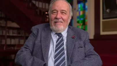 İlber Ortaylı'nın cep telefonunu görenler şaşkınlığını gizleyemiyor