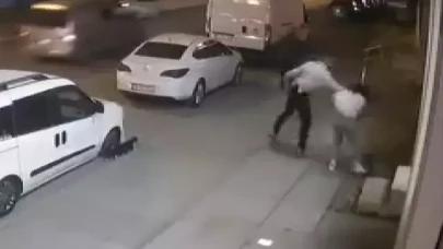 Sokak ortasında kadına yumruklu saldırı!