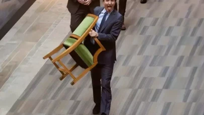 Justin Trudeau meclisten ayrılırken koltuğunu da yanında götürdü
