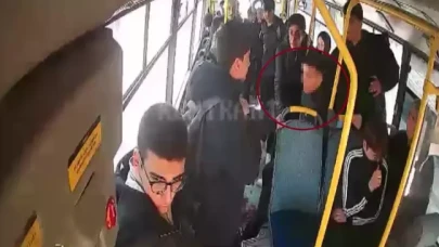 Lise çıkışı kanlı kavga: İki öğrenci birbirini bıçakladı!