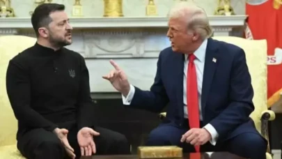 Trump,  takım elbise giymeyen Zelenskiy'nin kıyafetine taktı