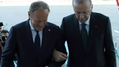 Polonya Başbakanı Tusk kırık ayakla Türkiye'ye geldi