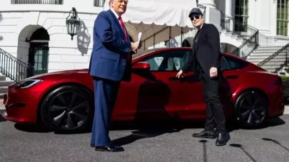Trump,  Elon Musk'a destek için Tesla araç satın aldı