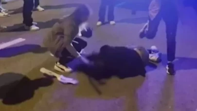 Kadını sokak ortasında önce t.aciz edip sonra darp ettiler