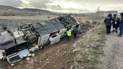Yoldan çıkan otobüs tarlaya uçtu: 2 ölü,  25 yaralı