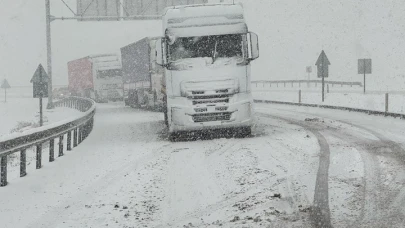 Yoğun kar yağışı etkili oluyor araçlar yollarda kaldı