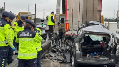 Kuzey Marmara Otoyolu'nda feci kaza: Gişelerde ticari araç tıra çarptı