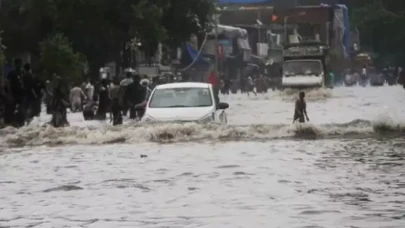 Hindistan ve Nepal'de şiddetli yağışlar can almaya devam ediyor