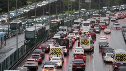 İstanbul’da bayram sonrası ilk iş gününde trafik kilitlendi