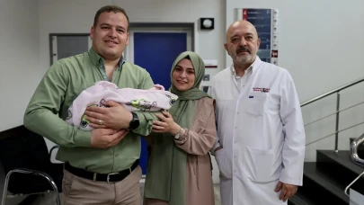 Bebek iç organları dışarda dünyaya geldi