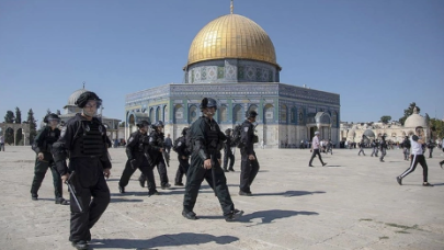 Fanatik Yahudiler İsrail polisi eşliğinde Mescid-i Aksa'ya baskın düzenledi