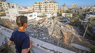 İsrail saldırısında hasar gören bina çöktü: Bir çocuk hayatını kaybetti, üç kişi yaralandı