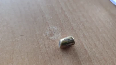 Minibüs durağına yorgun mermi isabet etti