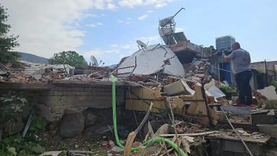 Son dakika... İzmir'de patlama: Ev yıkıldı, yaralılar var!