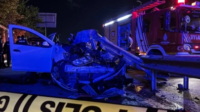 Otomobil bariyerlere ok gibi saplandı! İstanbul'da feci kaza