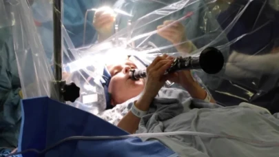 Beyin ameliyatında klarnet elinden düşmedi!