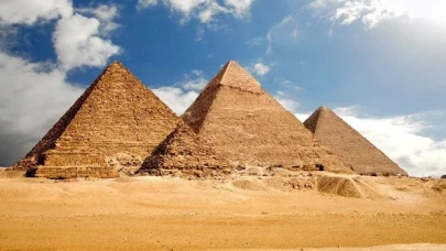 Piramitlerin gizemi derinleşiyor: Giza’da yer altı dünyasına açılan üç kuyu keşfedildi