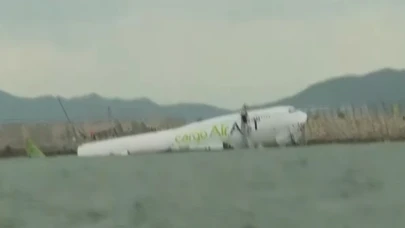 Son dakika geçildi: Türk şirketine ait kargo uçağı Hong Kong'e inerken pistten çıktı denize sürüklendi