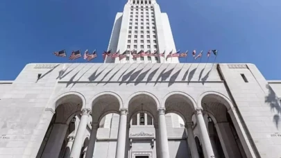 Los Angeles’ta Belediye binasına araç çarptı: Bina tahliye edildi