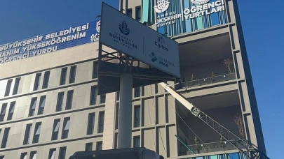 İstanbul'da facianın eşinden dönüldü! Vinç öğrenci yurduna devrildi