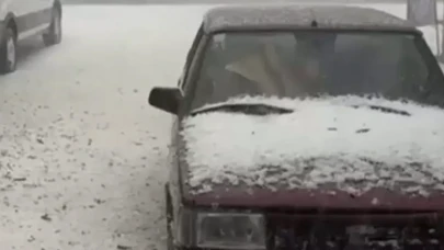 Muğla'da dolu yağışı sokakları beyaza bürüdü