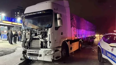 Facianın eşiğinden dönüldü: Tır park halindeki otomobillere daldı