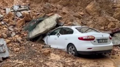 Maltepe’de istinat duvarı çöktü: Araçlar enkaz altında kaldı