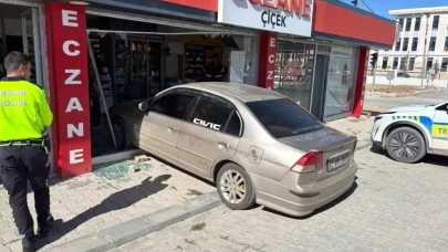 Malatya'da akıl almaz kaza! Park halindeki araç eczaneye daldı