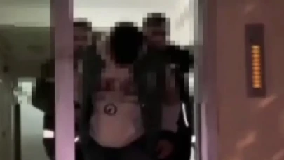 Kadıköy Metrosu'nda oyuncak tüfekle dolaşan genç gözaltına alındı