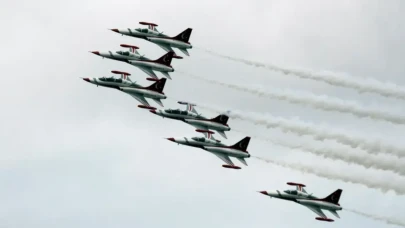 Türk Yıldızları Edirne semalarında Cumhuriyet coşkusunu yaşattı