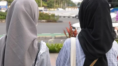 Yüzde 92'si Müslüman olan ülkede okullarda başörtüsü yasaklandı