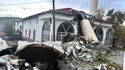Fırtına camii minaresini yıktı, cemaat faciadan kıl payı kurtuldu